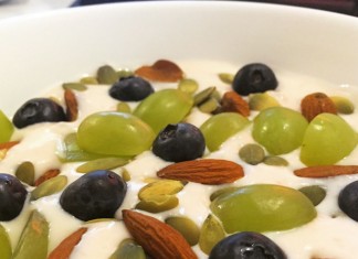 Proteinrig yoghurt med sprøde mandler, blåbær og saftige vindruer