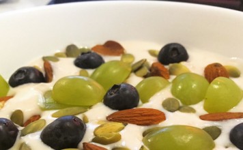 Proteinrig yoghurt med sprøde mandler, blåbær og saftige vindruer