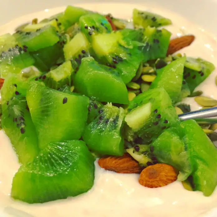 Proteinrig yoghurt med frisk kiwi, mandler og græskarkerner