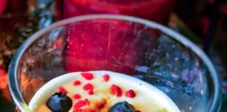 Cremet proteinyoghurt med lakrids, friske blåbær og tørret hindbær