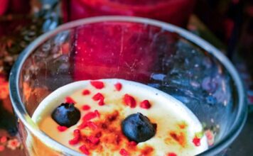 Cremet proteinyoghurt med lakrids, friske blåbær og tørret hindbær
