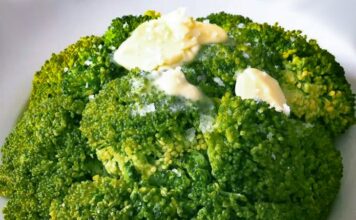 Dampede broccolibuketter med smør og havsalt