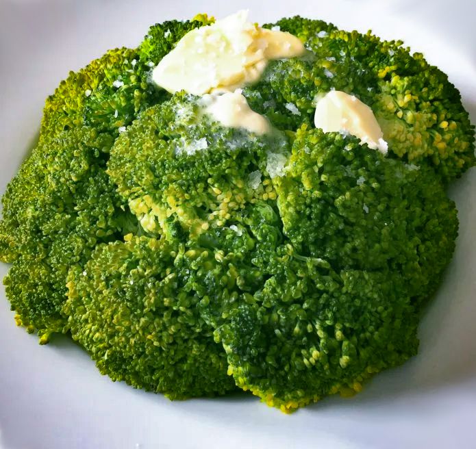 Dampede broccolibuketter med smør og havsalt