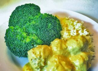 Hjemmelavet boller i karry med blomkålsris og dampet broccoli