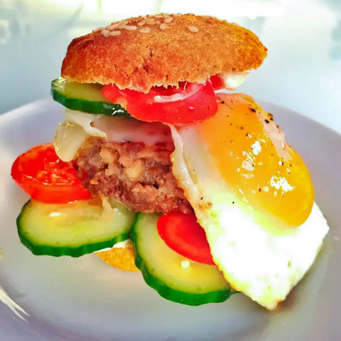 Saftig Cheeseburger med spejlæg, flødeost og grønt » LCHF Burgerfavorit