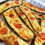 Grøntsagsbruschetta af aubergine med tomat og ost » Nem opskrift