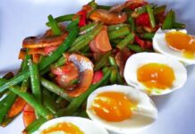 Smilende æg med sauterede grøntsager » Sund fastfood opskrift