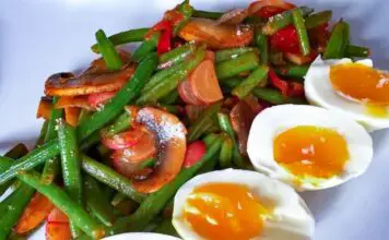 Lun bønnesalat med smilende æg » Opskrift på sund fastfood