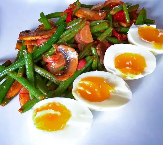 Lun bønnesalat med smilende æg » Opskrift på sund fastfood