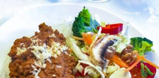 Smagfuld kødsovs på grøntsagspasta af kinaradise og rustik salat