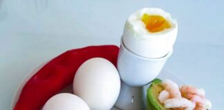 Blødkogte æg, med rejer, cremet avocado og rød snackpeber