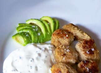 Minifrikadeller med cremet avocado og persille-creme fraiche