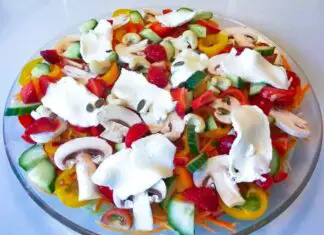 Salat med jordbær, græskarkerner og cashewnødder » nem opskrift