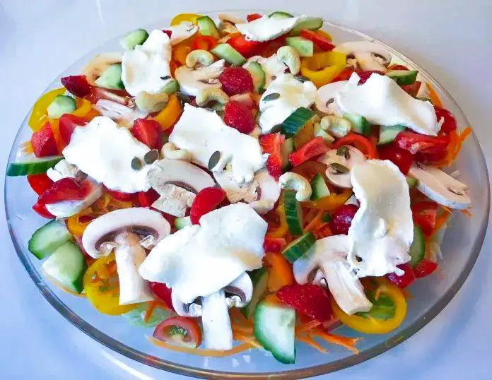 Salat med jordbær, græskarkerner og cashewnødder » nem opskrift