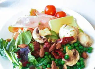Salat med skinke, ost, mandler og soltørrede tomater » salatopskrift