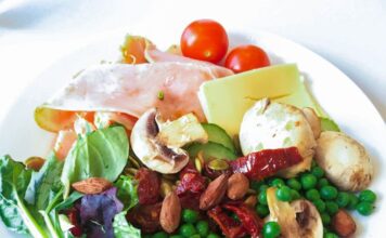 Salat med skinke, ost, mandler og soltørrede tomater » salatopskrift