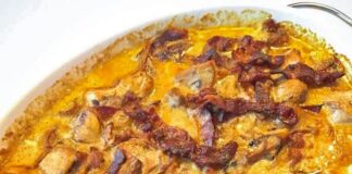 Mørbradbøffer i cremet flødesovs med bacon, champignon og bløde løg