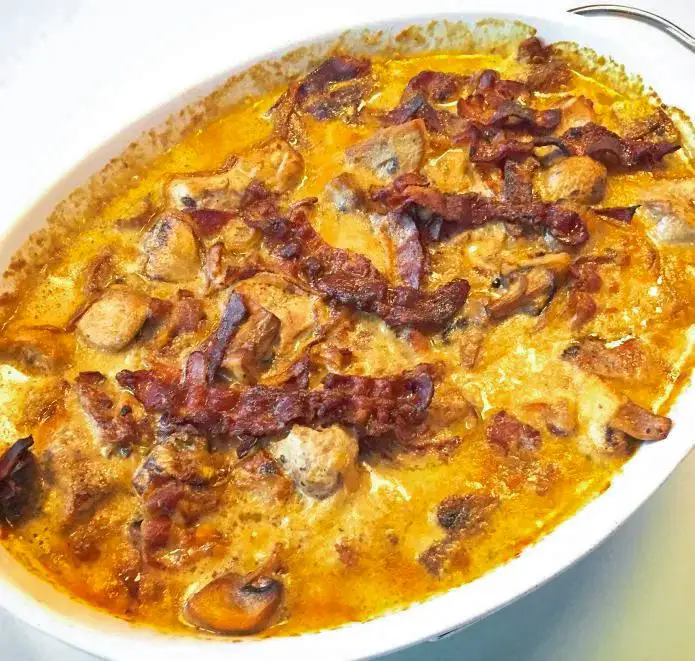 Mørbradbøffer i cremet flødesovs med bacon, champignon og bløde løg