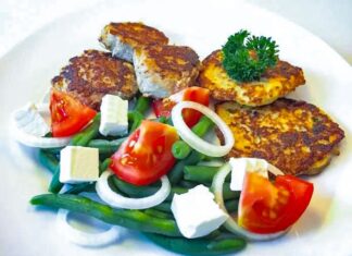 Saftige frikadeller med sprøde blomkålsrösti og bønne-tomatsalat