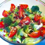 Sprød "RÅ" broccolisalat med spidskål, tomat og solsikkekerner
