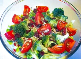 Sprød "RÅ" broccolisalat med spidskål, tomat og solsikkekerner