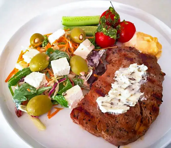 Flammegrillet kalve rib-eye steaks med salat, pesto-tomater og aioli