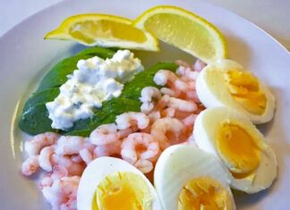 Hårdkogte æg med havsalt, rejer med frisk citron og avocado med hytteost