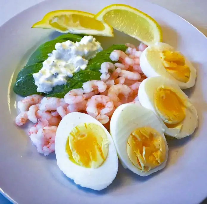Hårdkogte æg med havsalt, rejer med frisk citron og avocado med hytteost