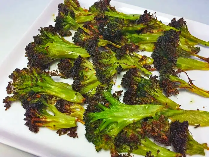 Ovnbagte broccolifritter med havsalt » En lækker broccoliopskrift