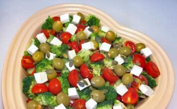 Oliven-broccolisalat med tomater, cremet feta og græskarkerner
