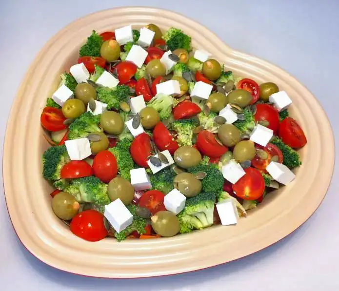 Oliven-broccolisalat med tomater, cremet feta og græskarkerner