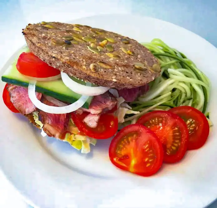 Lammeburger » Grillet lammeculotte i mikroovnsbolle med salat og squash