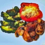 Oksekødsfyldte peberfrugter med smeltet ost, broccolifritter og champignon