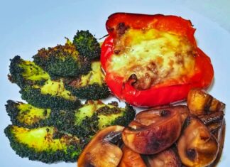 Oksekødsfyldte peberfrugter med smeltet ost, broccolifritter og champignon