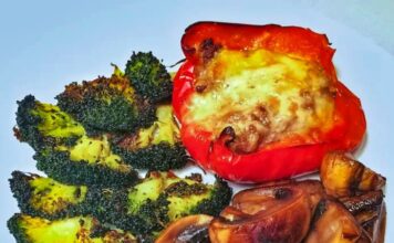 Oksekødsfyldte peberfrugter med smeltet ost, broccolifritter og champignon
