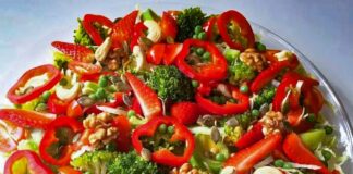 Ærte-broccolisalat med friske jordbær og dampede porre » Nemt tilbehør