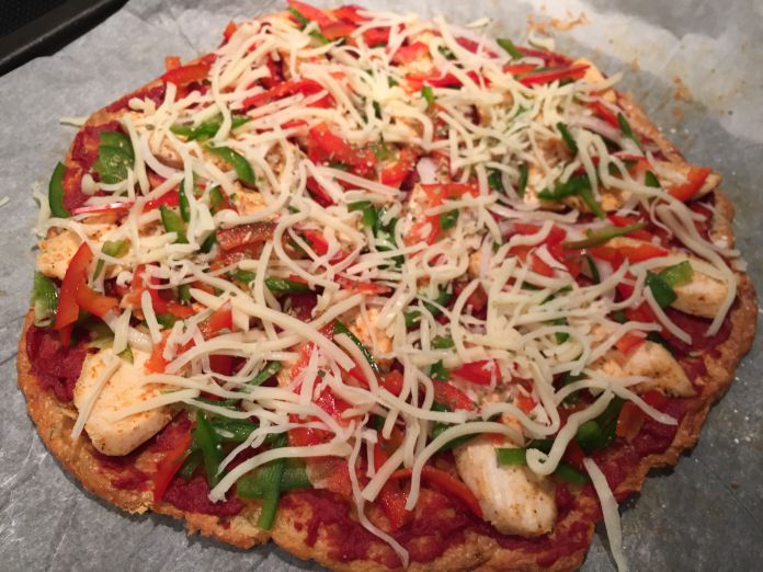 Sprød ostebundspizza med tomat, kylling, peberfrugter og mozzarella - Under