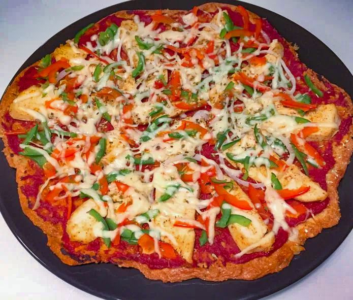 Sprød LCHF-Pizza med ostebund, tomat, kylling, peberfrugt og mozzarella