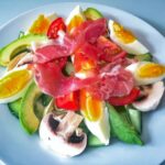 Avocadosalat » Nem opskrift på salat med æg og serranoskinke