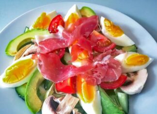 Avocadosalat » Nem opskrift på salat med æg og serranoskinke