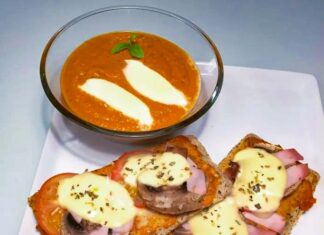 Sprøde (LCHF) bruschettas og spicy tomatsuppe med mozzarellaost
