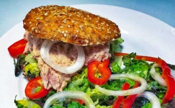 Tunmousse-sandwiches » Sund sandwich-opskrift med sprød salat