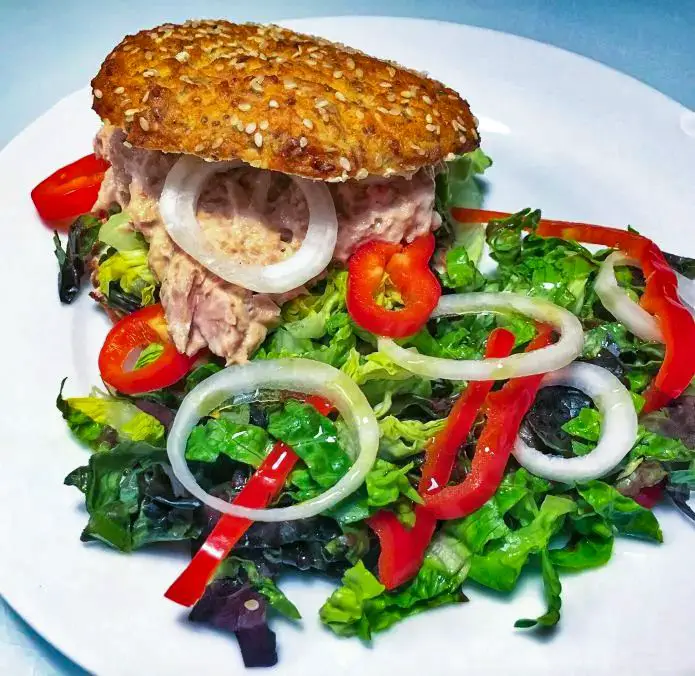 Tunmousse-sandwiches » Sund sandwich-opskrift med sprød salat