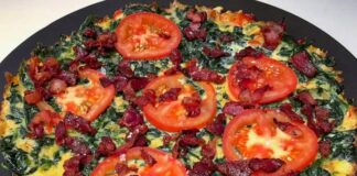Luksus-omelet med frisk spinat, tomatskiver og sprødstegt bacon