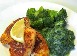 Lynstegte fiskefrikadeller med cremet spinat og dampet broccoli