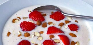 Nem LCHF vanilje-“koldskål” med friske jordbær og mandelstykker