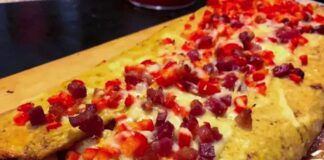 Pizza Calzone af blomkål og mozzarella med kylling, bacon og peberfrugt