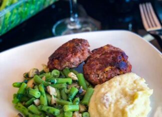 Lækre ostefrikadeller med lun bønnesalat og cremet blomkålsmos