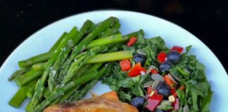 Sprødstegt kylling med friske asparges og let bær-spinatsalat
