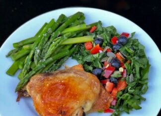 Sprødstegt kylling med friske asparges og let bær-spinatsalat